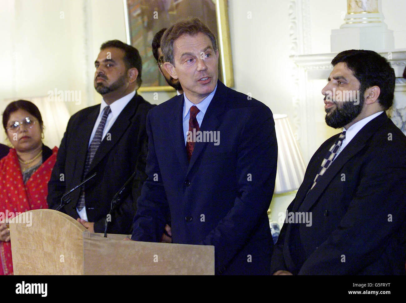 Premierminister Tony Blair mit prominenten britischen muslimischen Gemeinderechtern in Nr. 10 Downing Street. Das Treffen wurde nach Befürchtungen wegen eskalierender religiöser Spannungen nach den Terroranschlägen in New York und Washington einberufen. Stockfoto