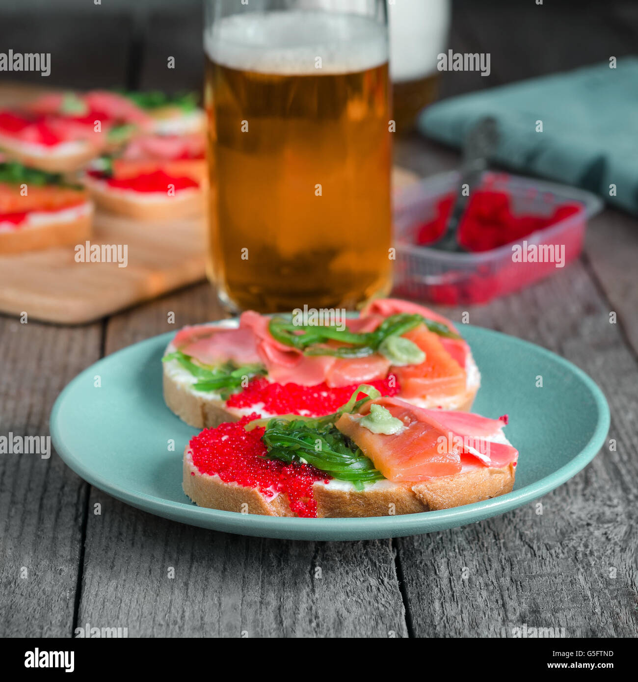 Sandwiches mit Meeresfrüchten und Bier Stockfoto