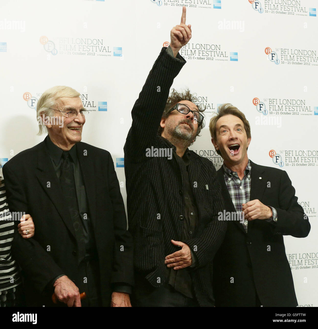 (Von links nach rechts) Martin Landau, Tim Burton (der den Film inszenierte) und Martin Short bei einer Fotoschau für den Film Frankenweenie, im Corinthia Hotel in London. Stockfoto