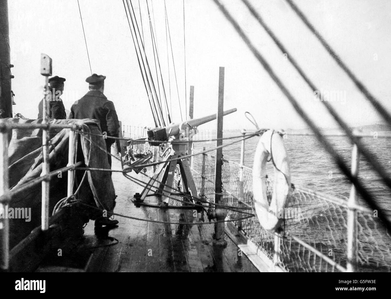 Ein Gewehr, das auf einem Cross-Channel-Dampfer montiert ist, der von Calais nach Folkestone fährt. Stockfoto