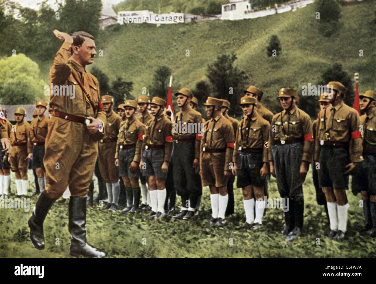 Hitler, Adolf, 20.4.1889 - 30.4.1945, deutscher Politiker (NSDAP), grüßt die Sturmtrupp von Berchtesgaden während des Wahlkampfes 1932, Stockfoto