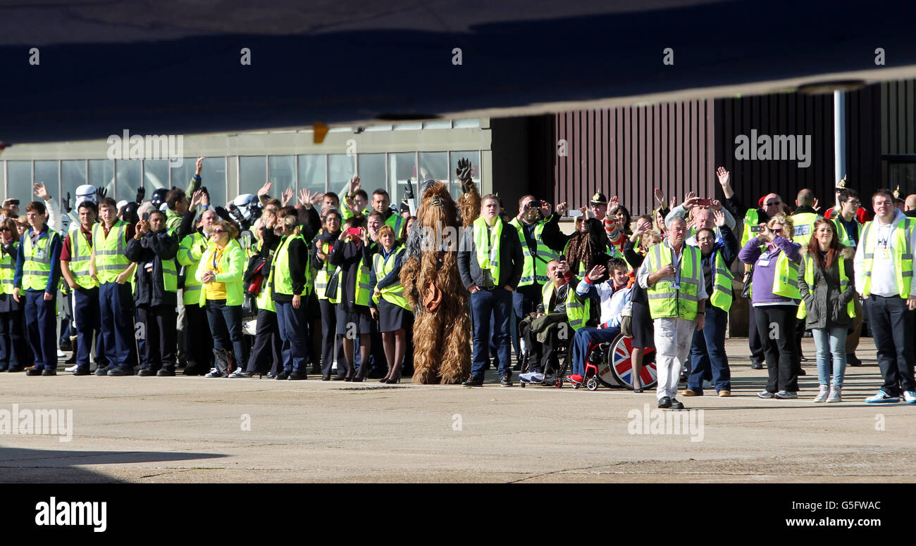 Mitarbeiter winken vom British Airways Dreamflight am Flughafen Heathrow in West-London ab. Stockfoto