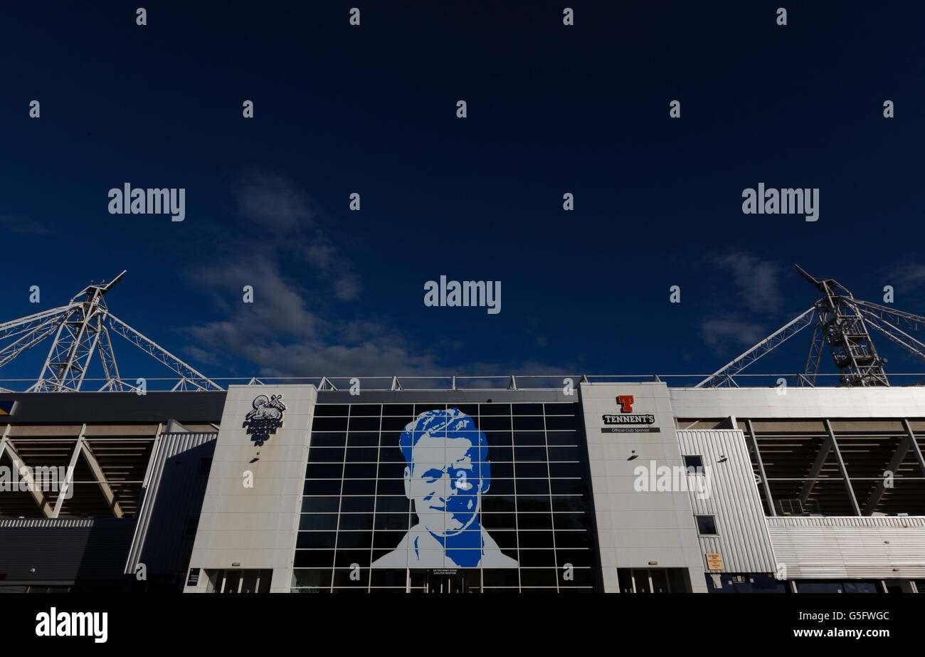 Soccer - npower Football League One - Preston North End / Milton Keynes Dons - Deepdale. Ein Eindruck von Sir Tom Finney begrüßt Fans am Haupteingang des Deepdale-Stadions im Preston North End Stockfoto