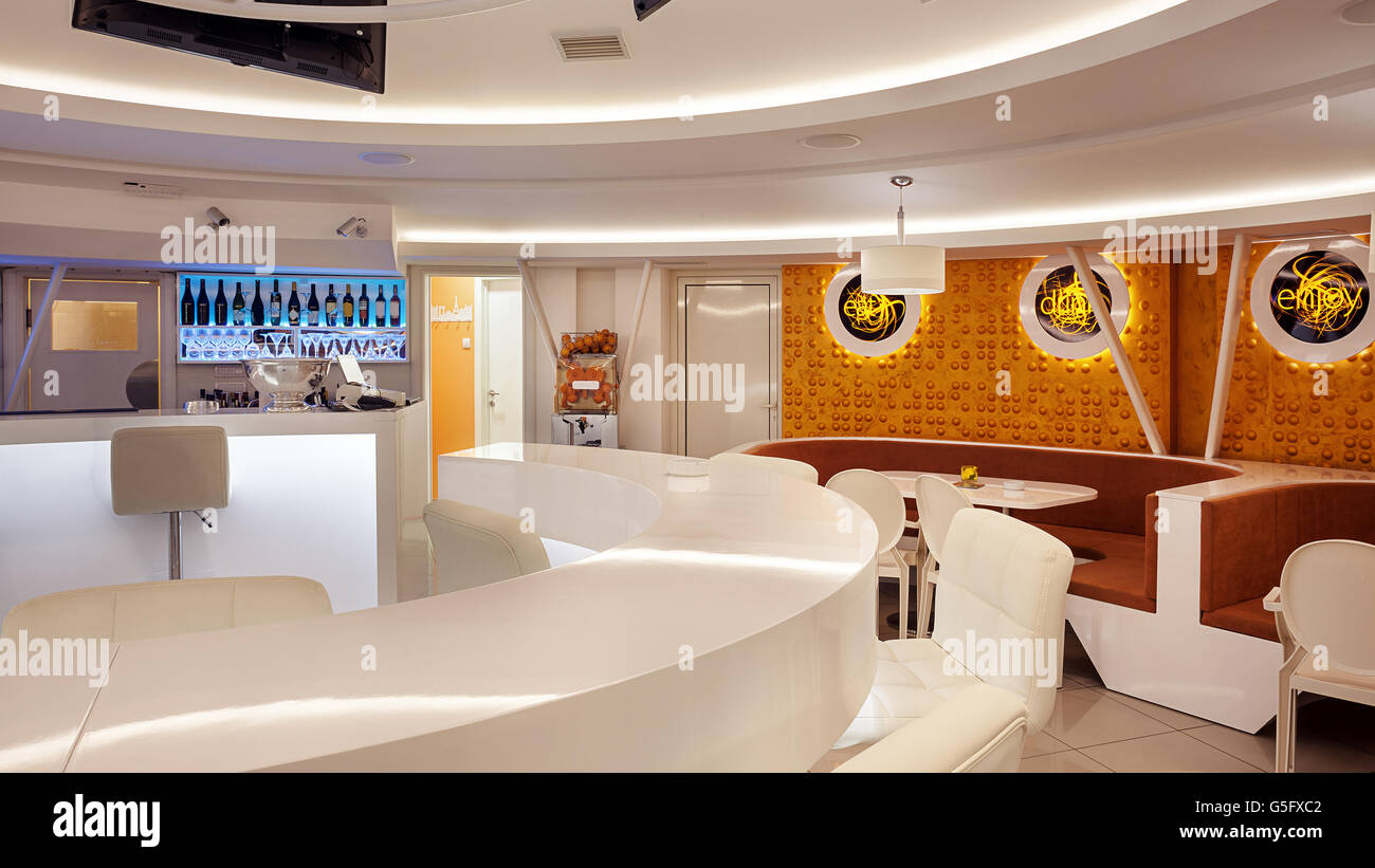 Interieur eines modernen Café Bar, weiße futuristische Möbel mit ... Interieur eines modernen Café Bar, weiße futuristische Möbel mit ...