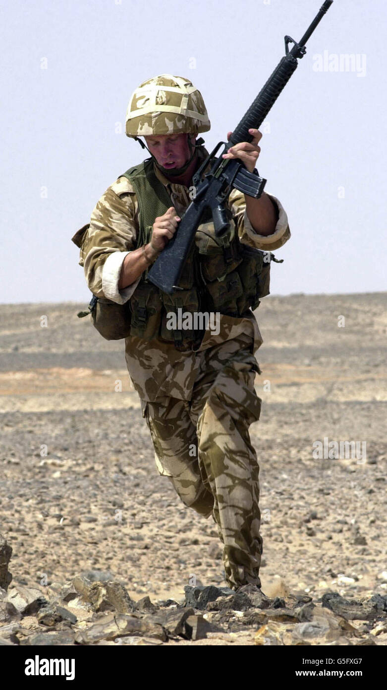 Ein Royal Marine von der Brigade Recce Force rennt in eine neue Feuerposition, während er sein M16 Sturmgewehr während einer Live-Schussübung in der omanischen Wüste umlädt. *... 45 Commando Royal Marines wurde 1943 aus dem 5. RM Bataillon gegründet und befindet sich derzeit in einer ehemaligen Royal Naval Air Station Condor Barracks westlich von Arbroath in Schottland. Rund 20,000 britische Servicekräfte - darunter die Berg- und Winterkriegstruppen der Royal Marines' 3 Commando Brigade - arbeiten mit den Royal Omani Armees bei der Übung Saif Sareea II zusammen, wie Verteidigungsminister Geoff Hoon es suchte Stockfoto