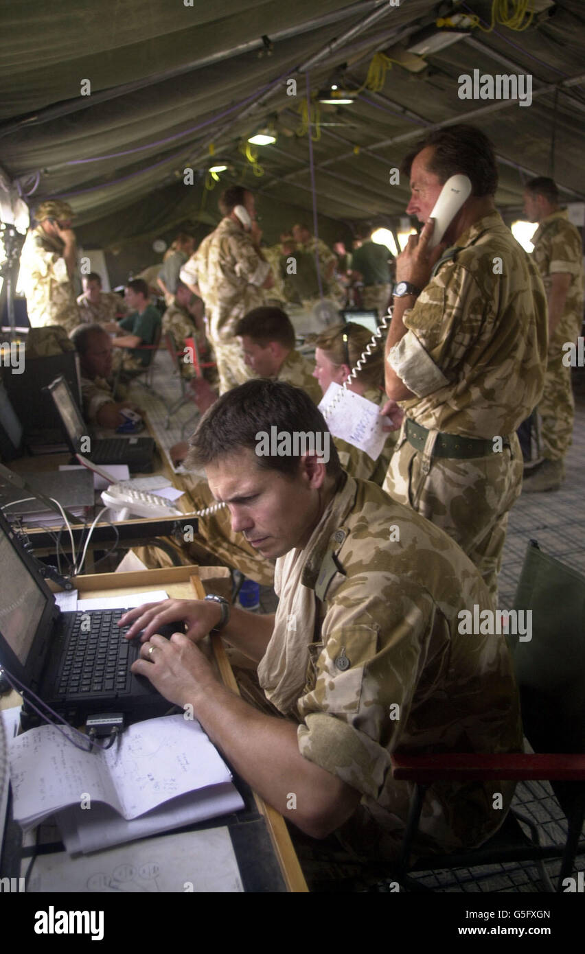 NUR ZUR REDAKTIONELLEN VERWENDUNG: Offiziere und Marinesoldaten des Hauptquartiers der 3 Commando Brigade bei der Arbeit im Kommandozelt der Brigade in der omanischen Wüste. *... 3 Commando Brigade Royal Marines ist die amphibische Infanterie der Royal Navy, die permanent bereit ist, auf der ganzen Welt einzusetzen, und ist ein Kernbestandteil der britischen Joint Rapid Reaction Force. Rund 20,000 britische Servicekräfte - darunter die Berg- und Winterkriegstruppen der 3 Kommandobrigade der Royal Marines - arbeiten mit den Royal Omani Armees bei der Übung Saif Sareea II zusammen, wie Verteidigungsminister Geoff Hoon am Freitag gesucht hat Stockfoto