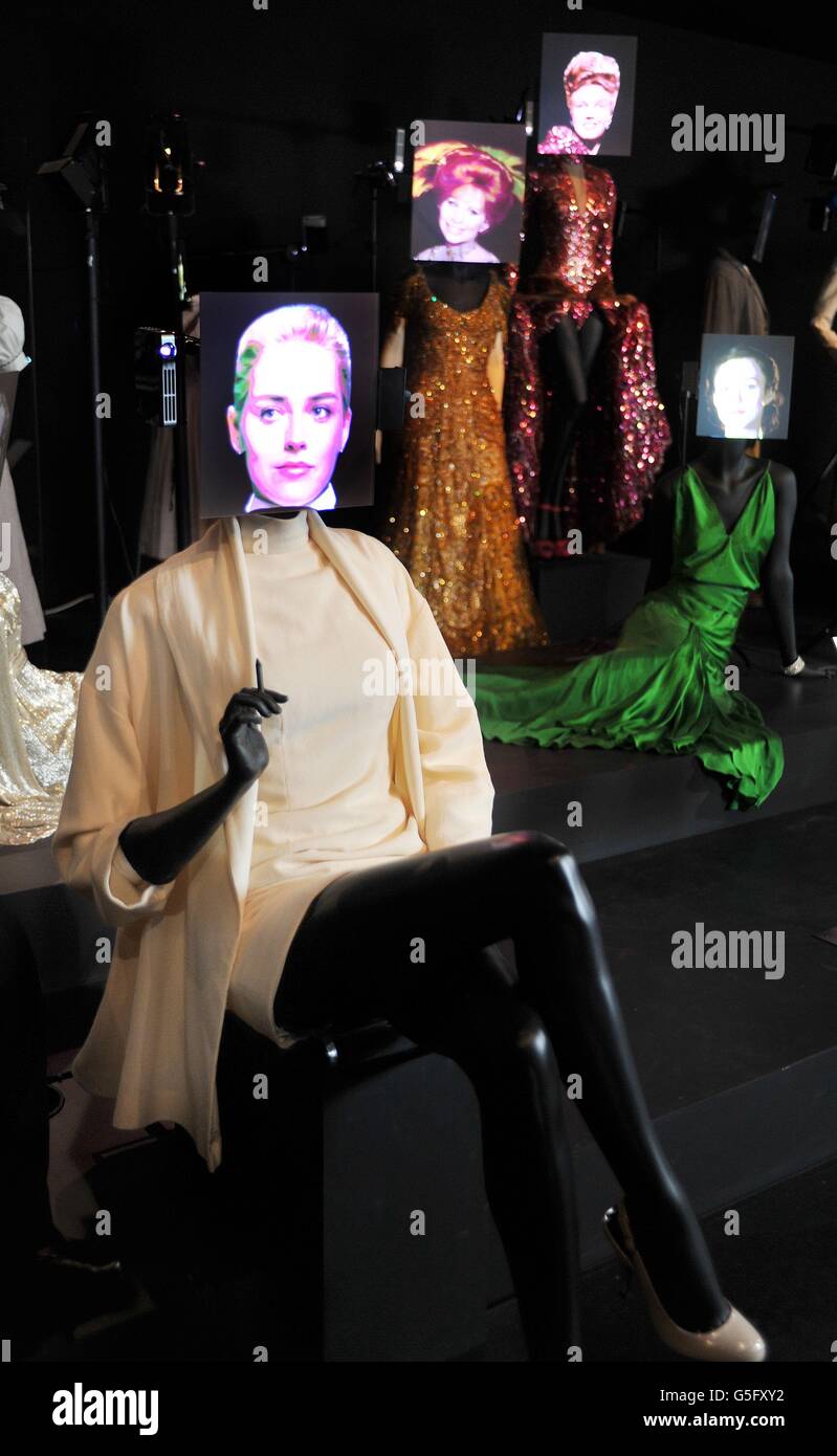 Das Kostüm, das Sharon Stone im Film "Basic Instinct" trug, vor der Eröffnung der Hollywood-Kostümausstellung am 20. Oktober im Victoria & Albert Museum in London. Stockfoto
