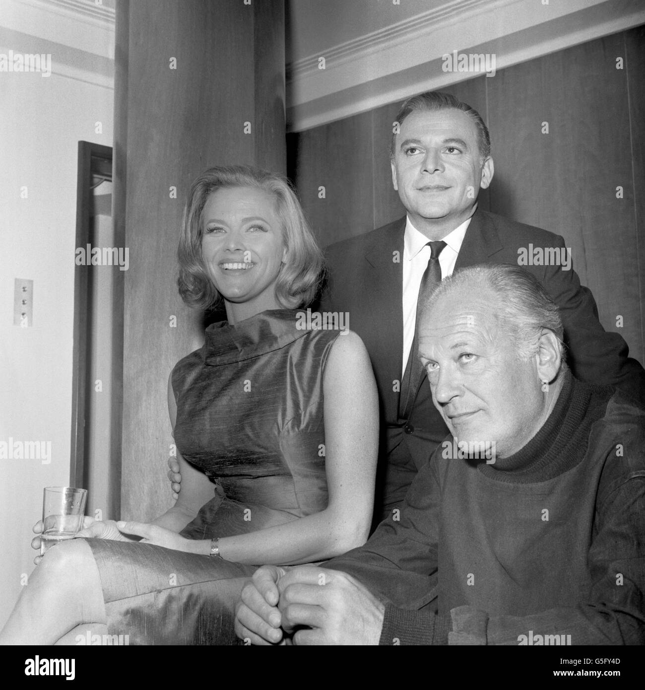 Von links: Honor Blackman, Herbert Lom und Curt Jurgens treffen Journalisten im Savoy Hotel in London, um über die Entstehung von Six Star Television zu diskutieren. Ebenfalls Teil der neuen Produktionsfirma sind Richard Attenborough und John und Hayley Mills (nicht abgebildet). Stockfoto
