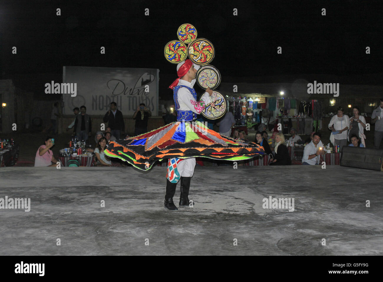 Die Tanoura Tanz bei Sundowner Dune Dinner Safari, Dubai, Vereinigte Arabische Emirate Stockfoto