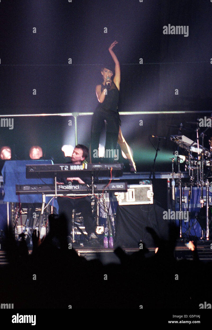 Die australische Sängerin Kylie Minogue tritt beim V2001-Konzert im Hylands Park, Chelmsford, Essex, auf. * Acts wie das Rockoutfit Red Hot Chili Peppers, Texas, Coldplay und die Scharlatane haben die wochenlangen Shows in Staffordshire und Essex als Headlinern gespielt. Aber einige Pop-Fans waren enttäuscht, dass sie keinen Blick auf Kylie Minogue werfen konnten, die auf einer Indoor-Bühne mit begrenztem Zuschauerraum auftrat. Stockfoto