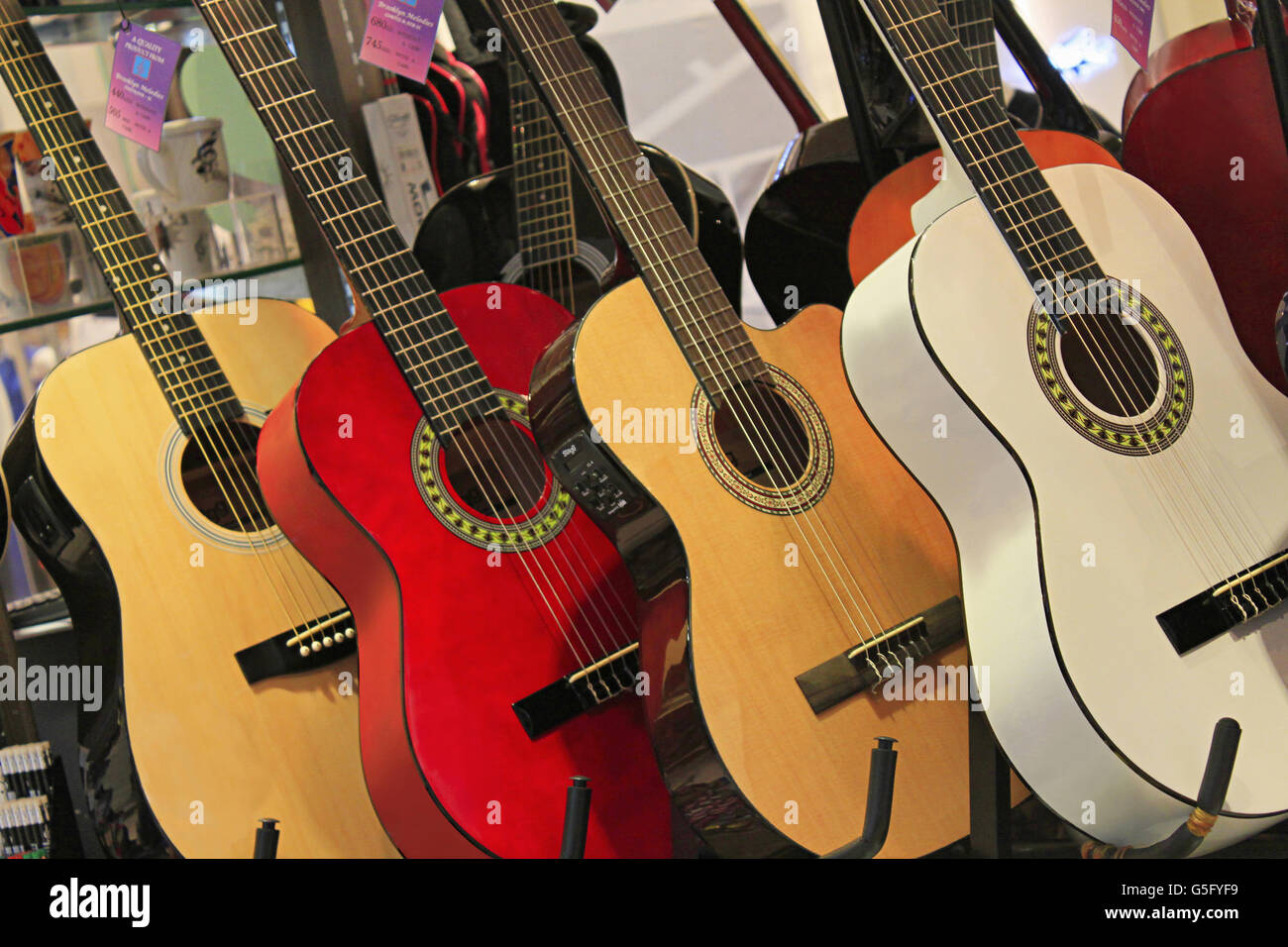Bunte Gitarren auf ein Display, Dubai Mall, Dubai, Vereinigte Arabische Emirate Stockfoto Bunte Gitarren auf ein Display, Dubai Mall, Dubai, Vereinigte Arabische Emirate Stockfoto
