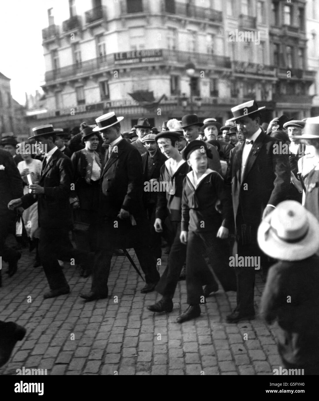 Die belgischen Königlichen Fürsten zu Fuß in Brüssel während des Ersten Weltkriegs 1916. Stockfoto