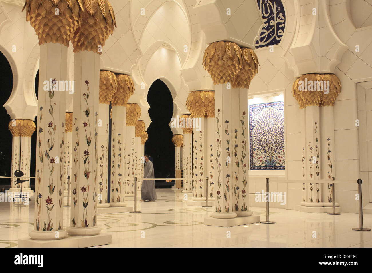 Eleganten floralen Mosaik auf den Säulen der Moschee, Abu Dhabi, Vereinigte Arabische Emirate Stockfoto