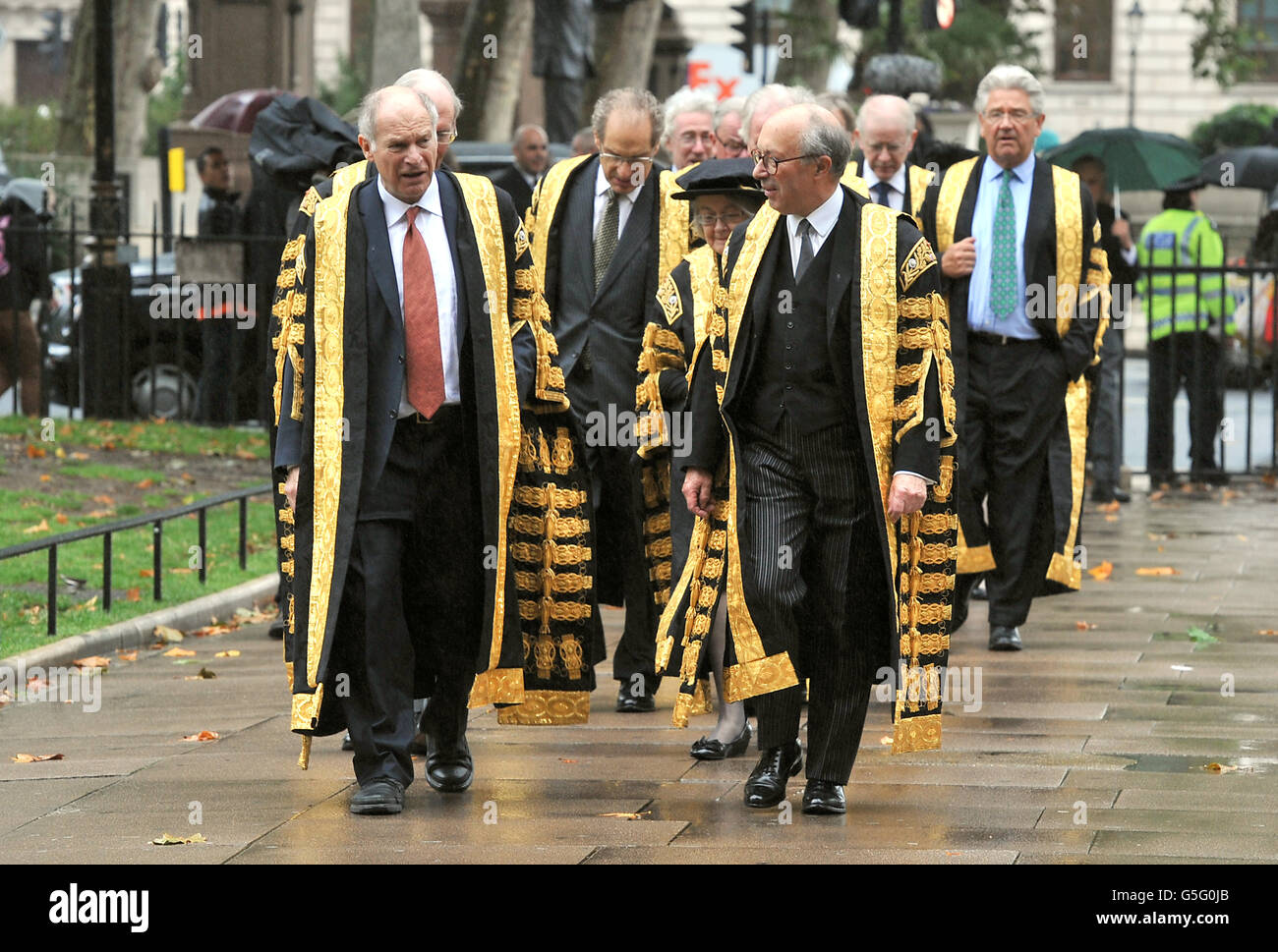 Lord Neuberger (links) geht mit dem stellvertretenden Präsidenten Lord David Hope (rechts) in Richtung Westminster Abbey, nachdem er als neuer Präsident des Obersten Gerichtshofs in der Hauptkammer des Gerichts in Westminster, im Zentrum von London, vereidigt wurde. Stockfoto