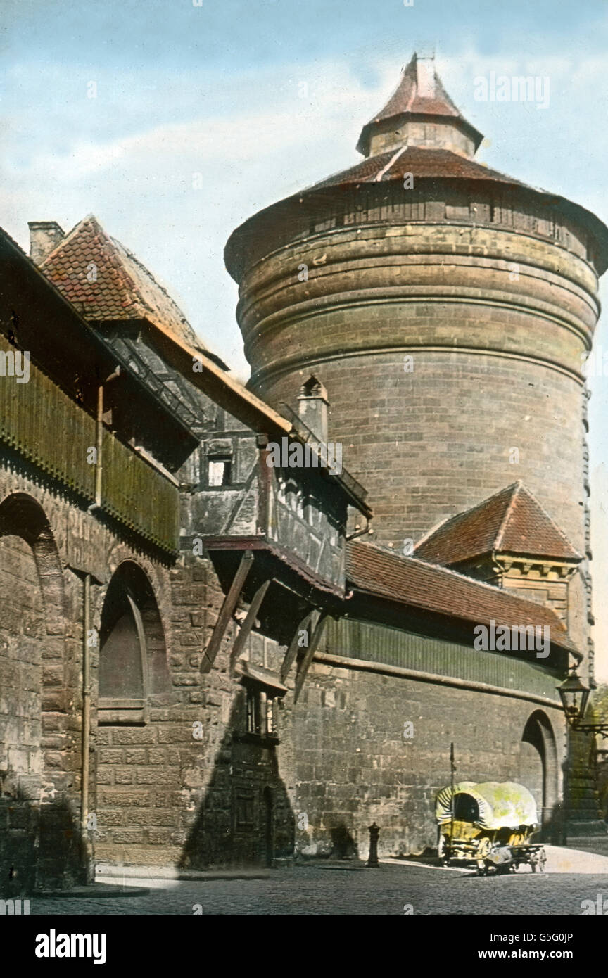 Nürnberg, Splittertor. Das Splitter-Tor in Nürnberg. Bayern, Geschichte, historisch, 1910er Jahre, der 1920er Jahre des 20. Jahrhunderts zu archivieren, Carl Simon, farbigem Glas Folie von hand, Franken, Wand, Stadt, Wachturm, Architektur, Mittelalter, Burg, Tor Stockfoto