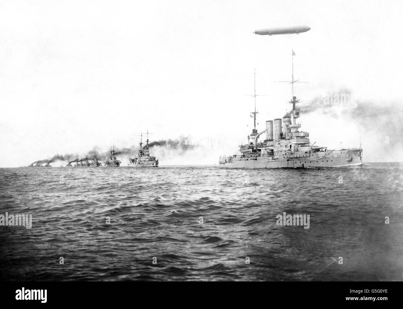 Das Luftschiff Z.l begleitete das Geschwader unter der Führung von Preussen. 1918. Stockfoto