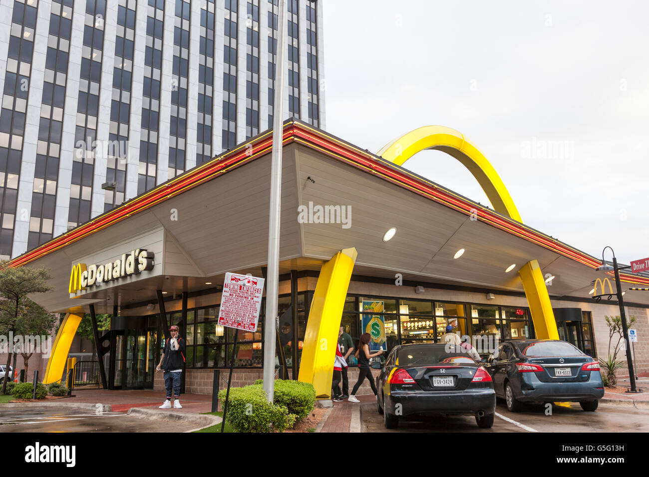 McDonalds Fastfood-Restaurant in der Innenstadt von Dallas. 9. April 2016 in Dallas, Texas, Vereinigte Staaten Stockfoto