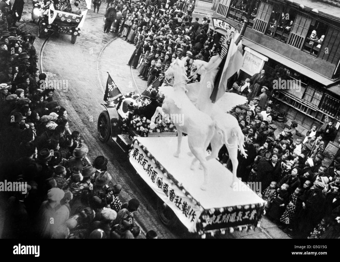 Szene aus einer Prozession, in der Japan die Nachricht vom Waffenstillstand von 1919 feiert. Stockfoto