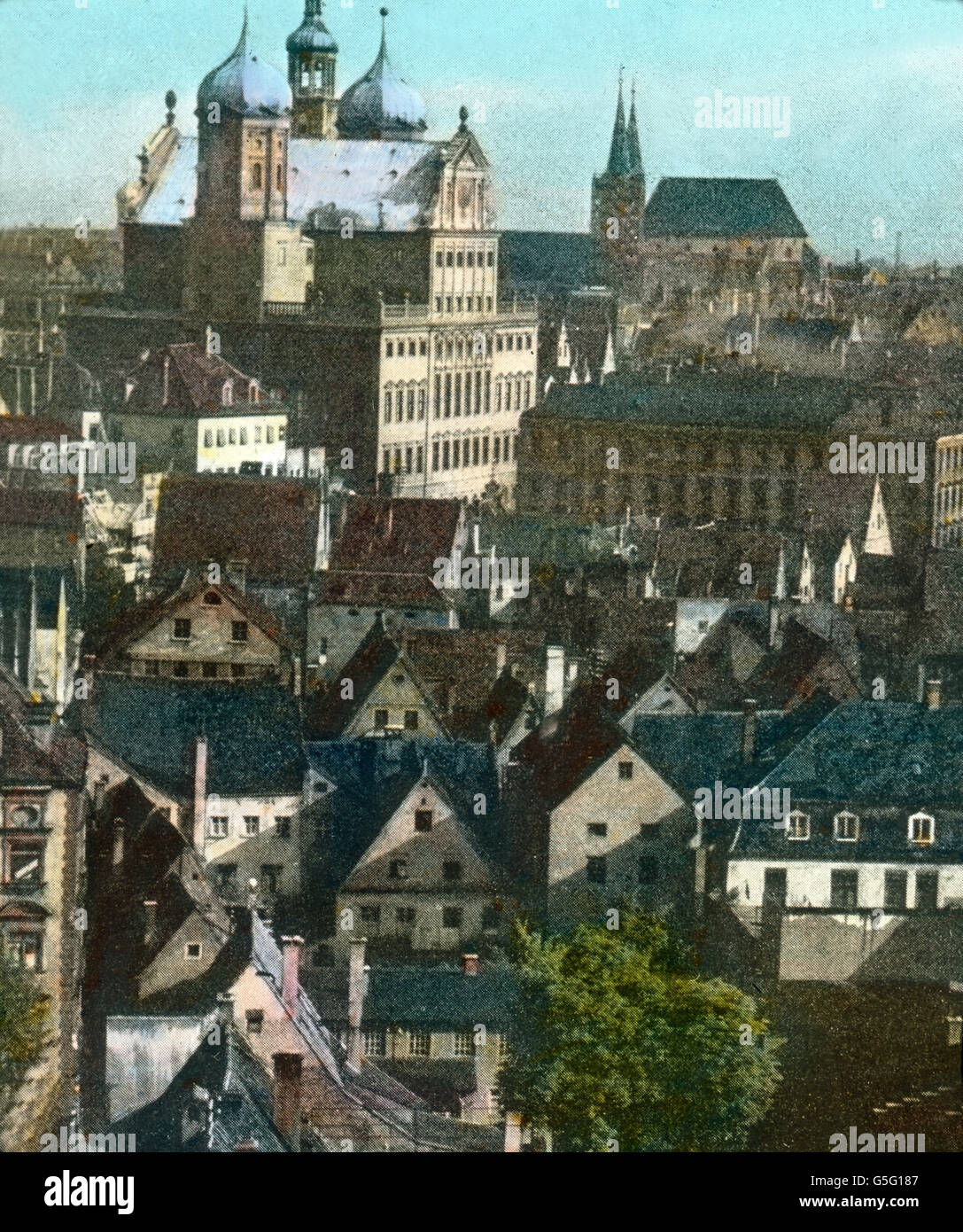 Blick Auf Rathaus Und Dom von Augsburg. Ausgburg Dom und Rathaus. Bayern,  Geschichte, historisches, 1910 s, 1920er-Jahre des 20. Jahrhunderts, Carl  Simon, archivieren hand farbigen Glas-Folie, Stadt, Ansicht, Panorama,  Dach, Häuser, Kirche,