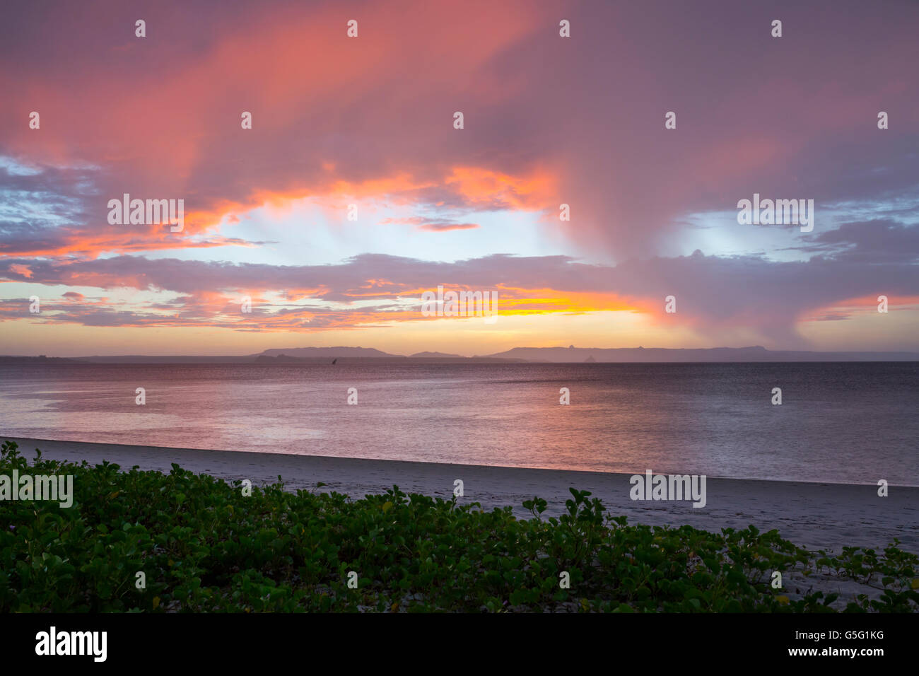 Schöne bunte Sonnenaufgang am Strand in Madagaskar. Stockfoto