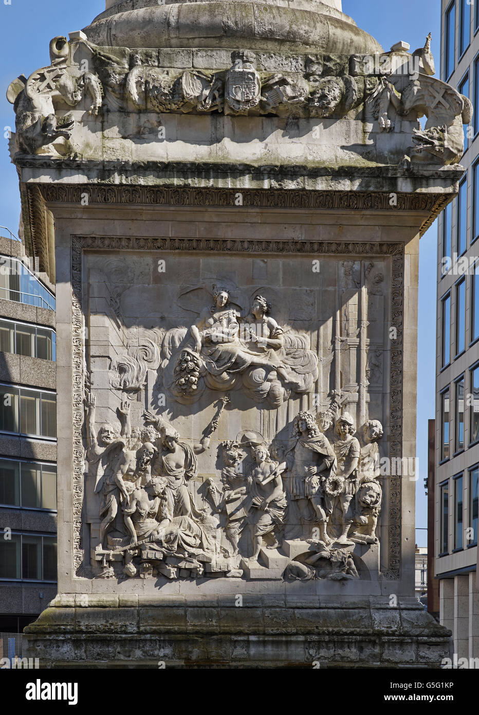 Das Denkmal für den großen Brand von London, 1670-1675. Gedenktafel an der Westfassade des Sockels. Stockfoto