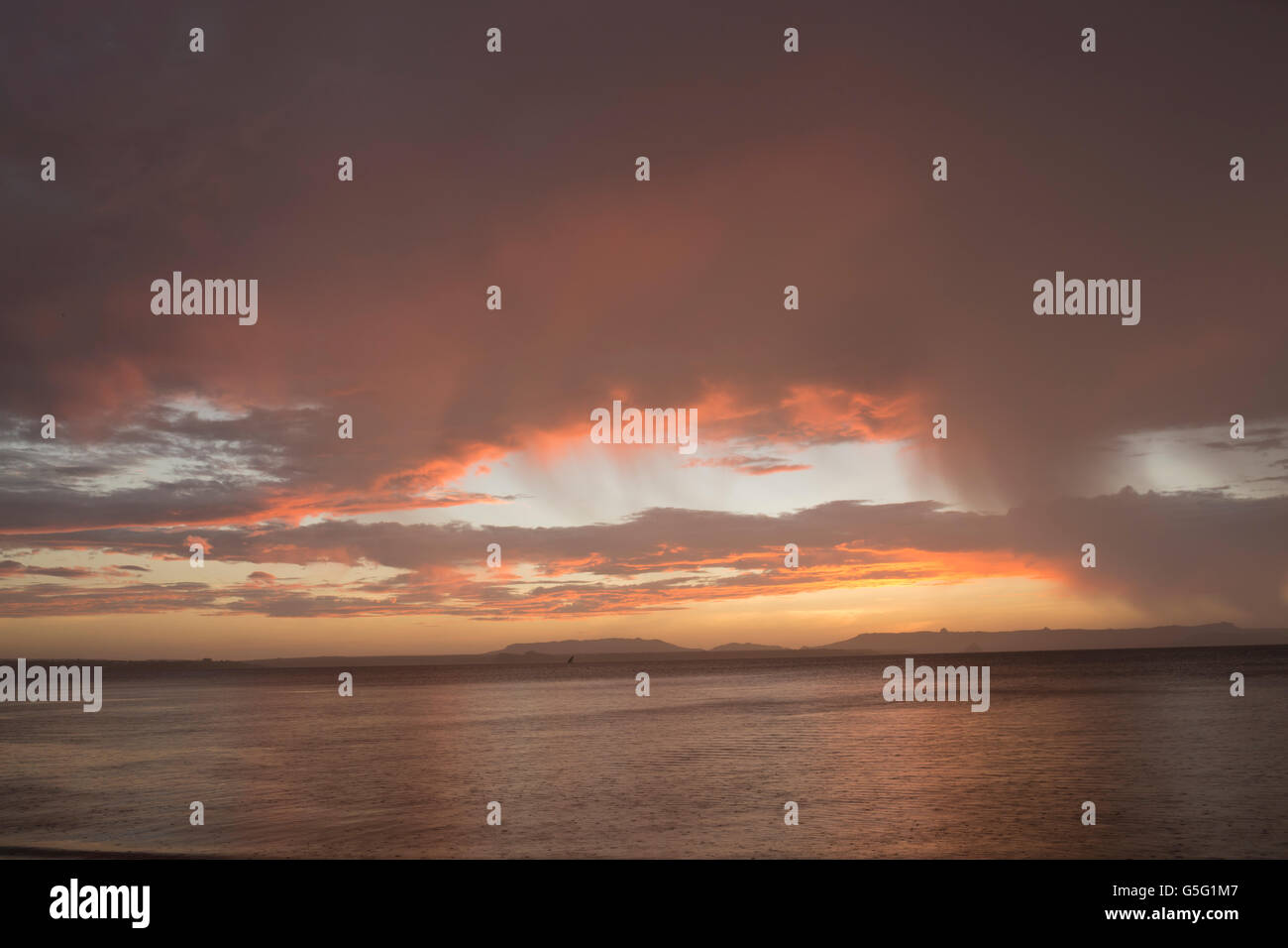 Schöne bunte Sonnenaufgang am Strand in Madagaskar. Stockfoto