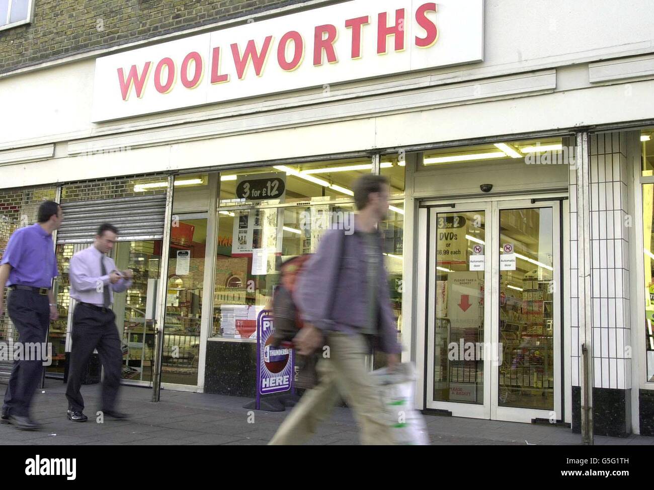 Das Woolworths-Geschäft in der Bethnal Green Road, East London. Es wurde bekannt gegeben, dass Aktien im High Street Store zum ersten Mal seit 1982 nachliegen. 27/03/02 : Gerald Corbett, der Chef der Hight Street Chain, hat eine Erholung im kommenden Jahr prognostiziert, nachdem die Gewinne fallen sehen. Das Unternehmen machte einen Gewinn von 46.4 Millionen im Vergleich zu einem Gewinn von 54.3 Millionen im vergangenen Jahr. Aber der ehemalige Railtrack-Chef sagte, die Kette sei jetzt stabilisiert, mit Schulden heruntergefahren und die Rekrutierung eines stärkeren Management-Teams. 08/09/04: Woolworths sagte, daß es ungefähr zuversichtlich war Stockfoto
