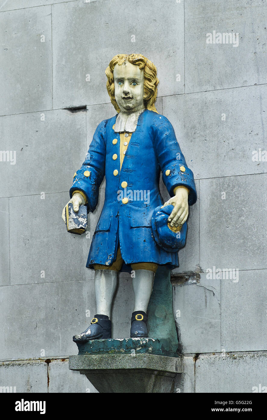 St Andrew Holborn: blauen Mantel Waisenjunge blauen Mantel trägt und hält Bibel Stockfoto