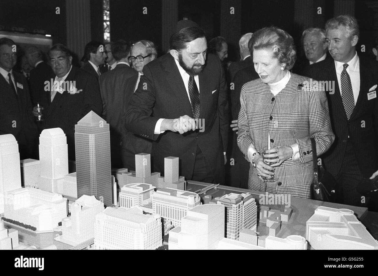Politik - Margaret Thatcher und Paul Reichmann - Canary Wharf - 1988 Stockfoto