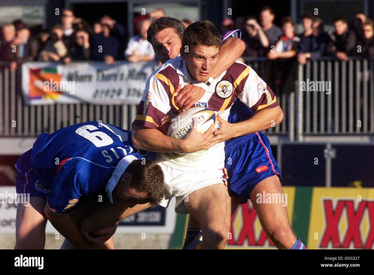 Martin Gleeson (Mitte) von Huddersfield Giants wird während des Bitter Super League-Spiels von Tetley in Belle Vue, Wakefield, von der Verteidigung des Wakefield herausgefordert. Stockfoto
