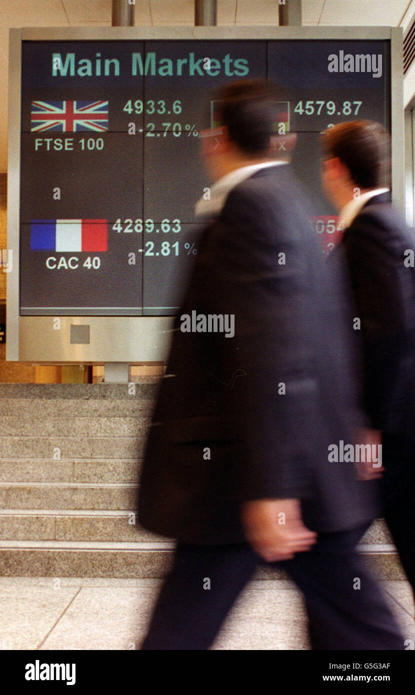 Die Arbeitnehmer an der Londoner Börse in der City of London schauen sich ein Board an, das zeigt, dass der FTSE 100 Index zum ersten Mal seit Oktober 1998 unter die Marke von 5,000 ging, da die Aktienkurse in der City weiter stürben. * nach etwas mehr als zwei Stunden Handel lag der Index, der die größten britischen Aktien nachverfolgt, bei 4996.3 Punkten um 74 Punkte zurück. Der Rückgang setzt den Rückgang der vergangenen Woche fort, als der FTSE 100 in fünf Tagen mehr als 250 Punkte verlor. Die schlechten Wirtschaftsmeldungen auf der ganzen Welt führten in der vergangenen Woche zu einem Rückgang, wobei ein Anstieg der US-Arbeitslosenquote am Freitag schwere Verluste an der Wall Street verursachte. Stockfoto