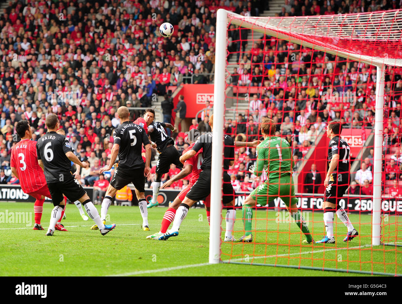 Fußball - Barclays Premier League - Southampton gegen Fulham - St. Mary's. Jose Fonte aus Southampton erzielt das erste Tor mit einem Looping-Kopfball Stockfoto