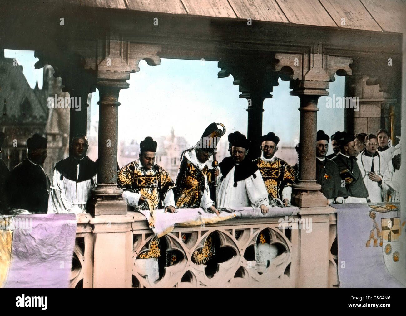 Auslegen der Tücher Bei der Aachener Heiligtumsfahrt 1930. Gebetsgottesdienst an die Aachen-Wallfahrt im Jahr 1930. Europa, Deutschland, Lourdes, Pilger, Wallfahrt, Religion, Geschichte, historisches, 1910 s, 1920er-Jahre des 20. Jahrhunderts, archivieren, Carl Simon, Aachen, Heilige Messe, Priester, Bischof, Pfarrer, Kirche, Prediger, 1930er Jahre Stockfoto