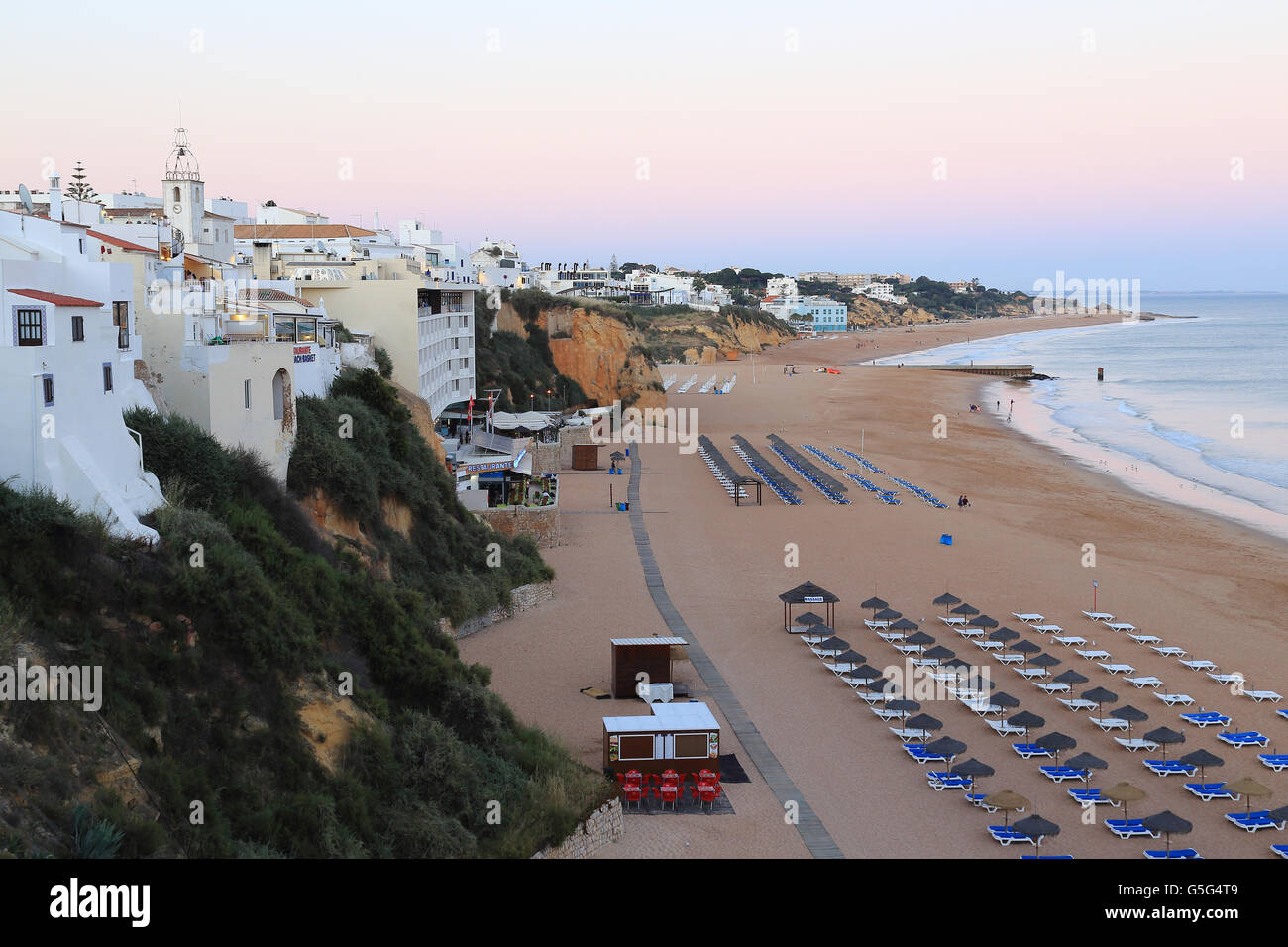 Albufeira bei Nacht, Algarve, Portugal Stockfoto