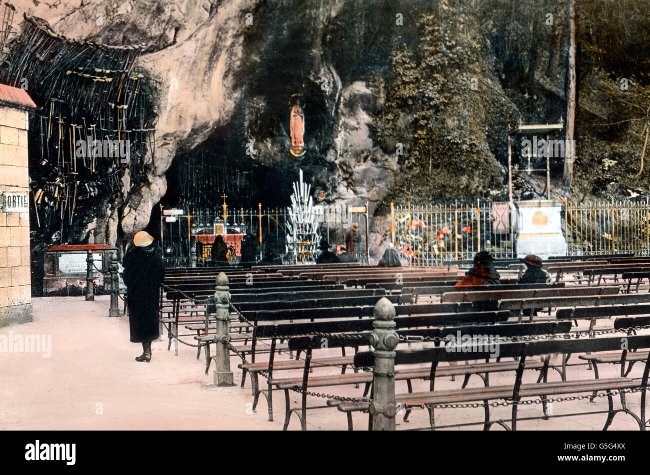 Sterben Sie Grotte in Lourdes. Die Grotte von Lourdes. Europa, Frankreich, Lourdes, Pilger, Wallfahrt, Religion, Geschichte, historisches, 1910 s, 1920er-Jahre des 20. Jahrhunderts, Carl Simon, Bernadette Soubirous, Marienerscheinung, Grotte, Gläubige, Bänke, Sitze, Stöcke archivieren Stockfoto