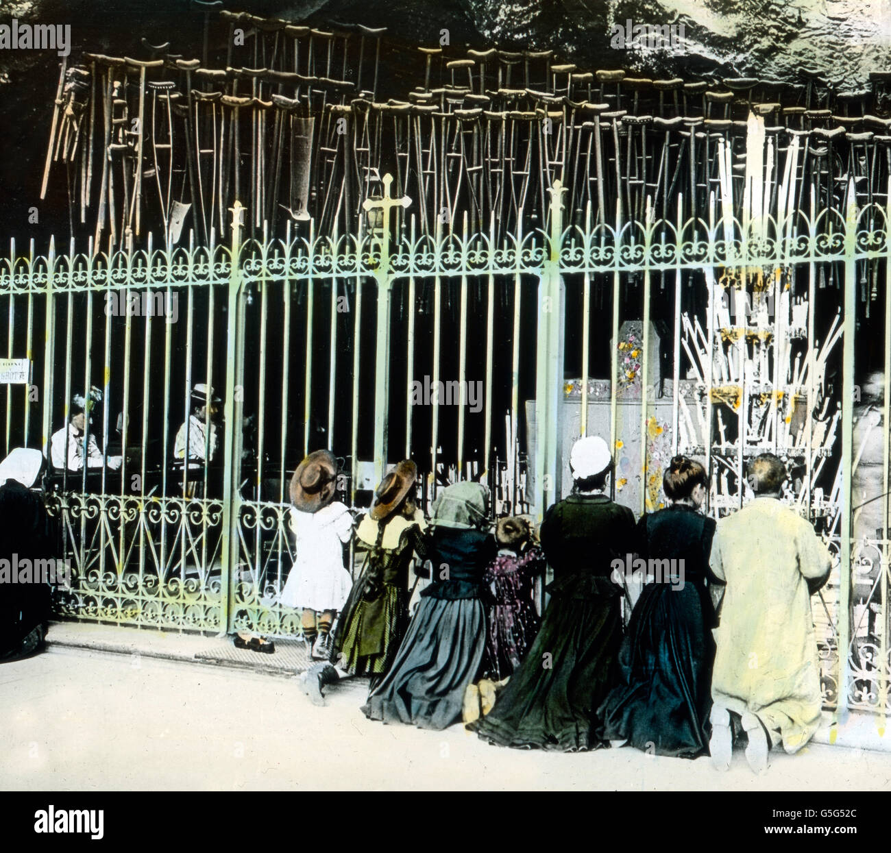 Zum Letzten Male Vor der Grotte von Lourdes. Ein letztes Gebet vor der Grotte von Lourdes. Europa, Frankreich, Lourdes, Pilger, Wallfahrt, Religion, Geschichte, historisch, 1910er Jahre, 1920er-Jahre des 20. Jahrhunderts, archivieren, Carl Simon, Gläubige, Gebet, beten, Grotte, fromme, Stöcke, Rock Stockfoto