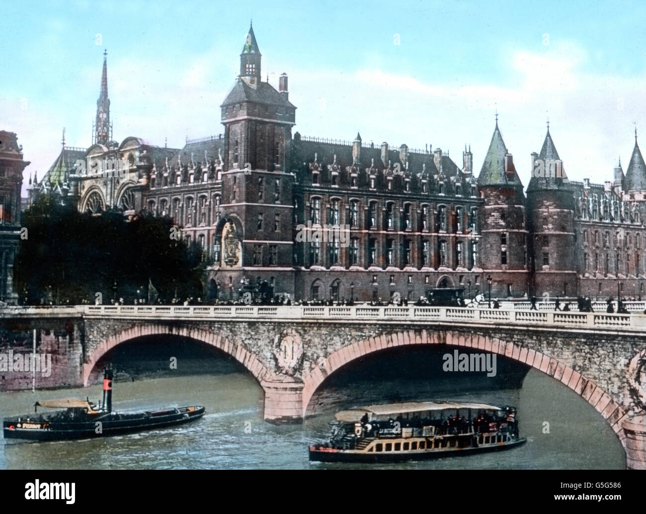 Der Justizpalast in Paris. Justizpalast in Paris. Europa, Frankreich, Pilger, Wallfahrt, Religion, Geschichte, historisch, 1910er Jahre, 1920er-Jahre des 20. Jahrhunderts, archivieren, Carl Simon, Kapital, Justizpalast, Architektur, Ufer, Boote, Brücke, Türme, Hand-farbigen Glas-Folie Stockfoto