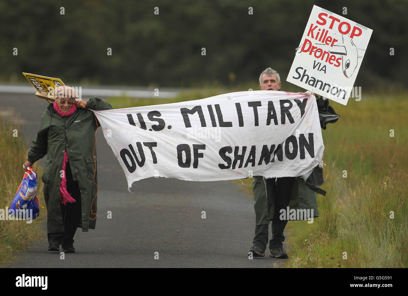 Die Shannon-Friedensaktivisten Niall Farrell und Margaretta D'arcy werden von der Polizei festgenommen, als sie versuchen, die Landebahn des Shannon-Flughafens zu blockieren, um gegen die Nutzung des Flughafens durch die CIA und das US-Militär zu protestieren. Stockfoto