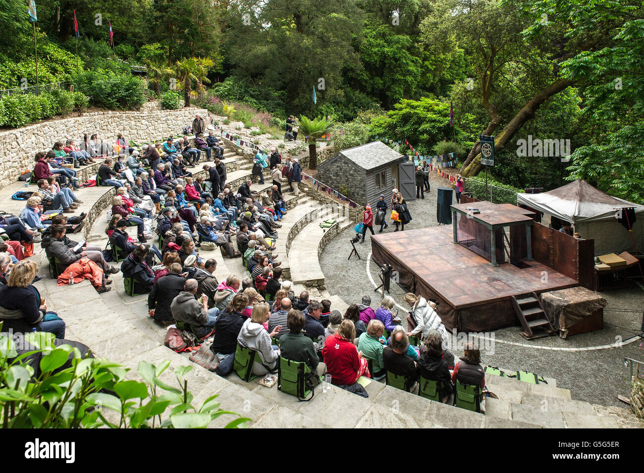 Das Publikum zu Beginn der Aufführung von Life's A Dream im Amphitheater von Trebah Gardens in Cornwall vom Miracle Theatre. Stockfoto