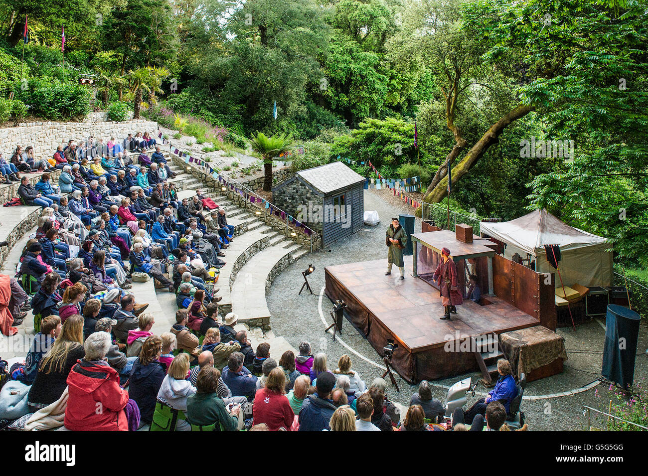 Das Publikum zu Beginn der Wunder Theater Performance of Life ist ein Traum im Amphitheater Trebah Gärten in Cornwall. Stockfoto