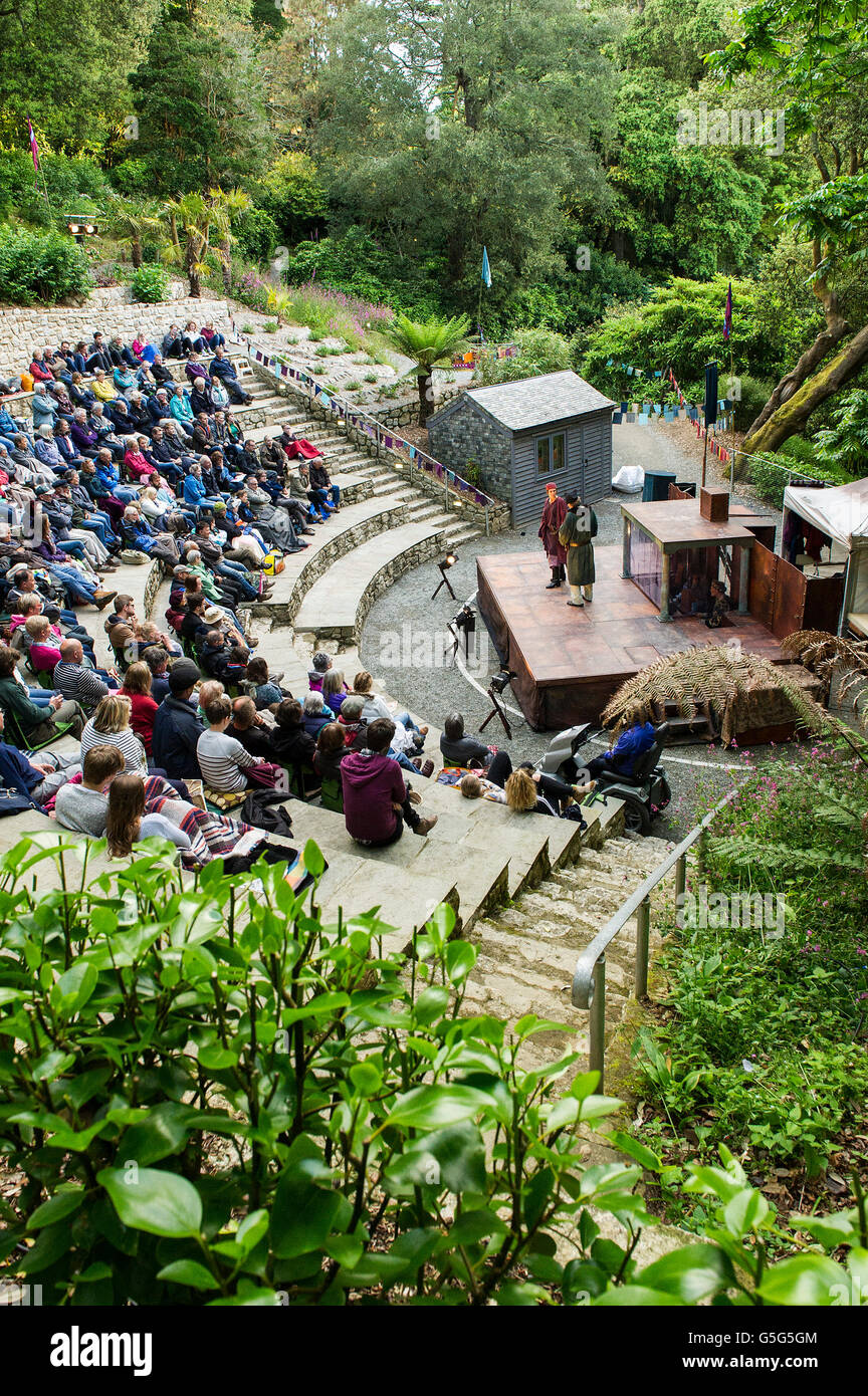 Das Publikum sitzt im Trebah Garden Amphitheater in Cornwall. Stockfoto
