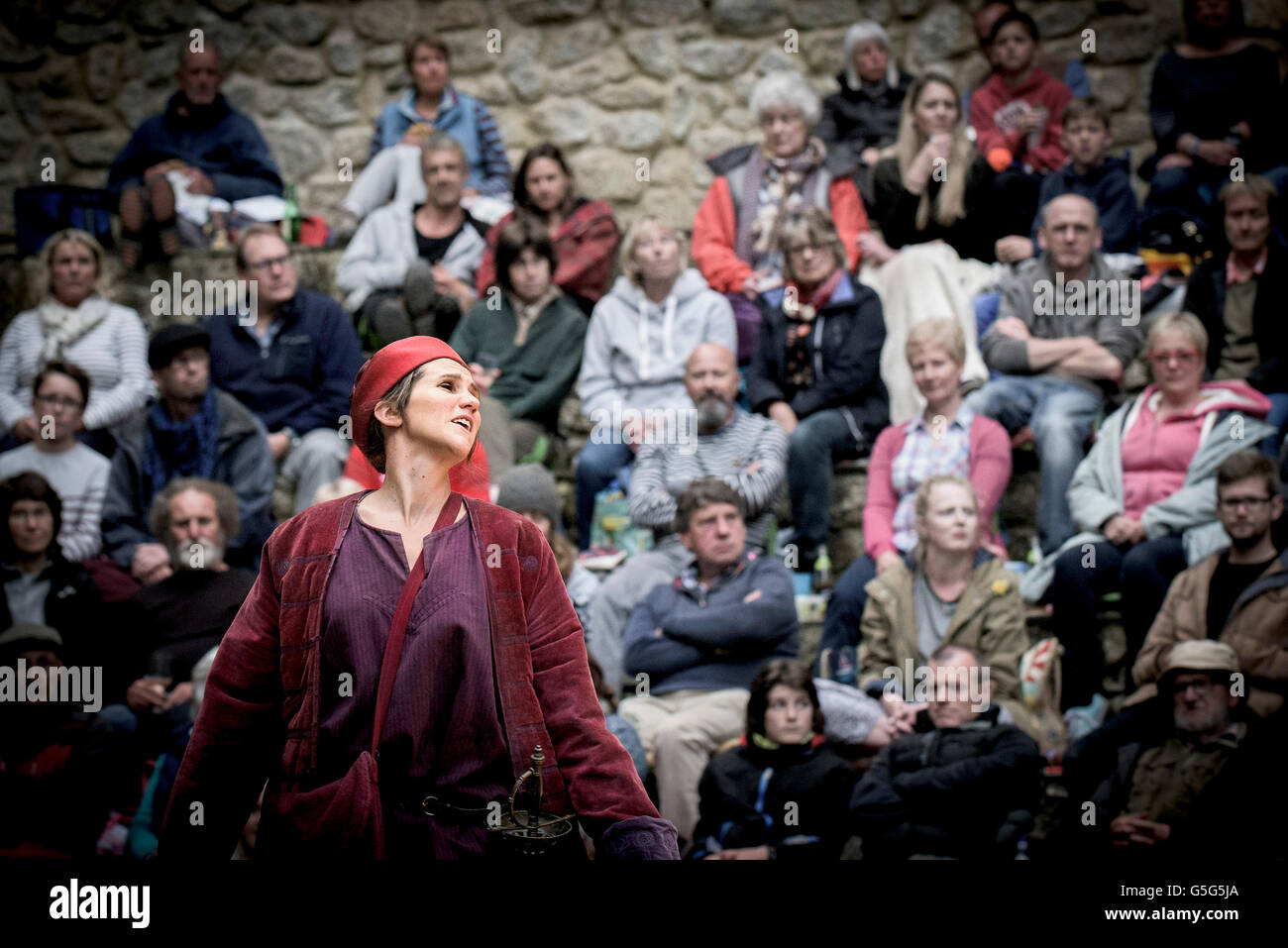 Miracle Theater Performance Life’s A Dream Schauspieler spielen Trebah Garden Amphitheater Cornwall. Stockfoto