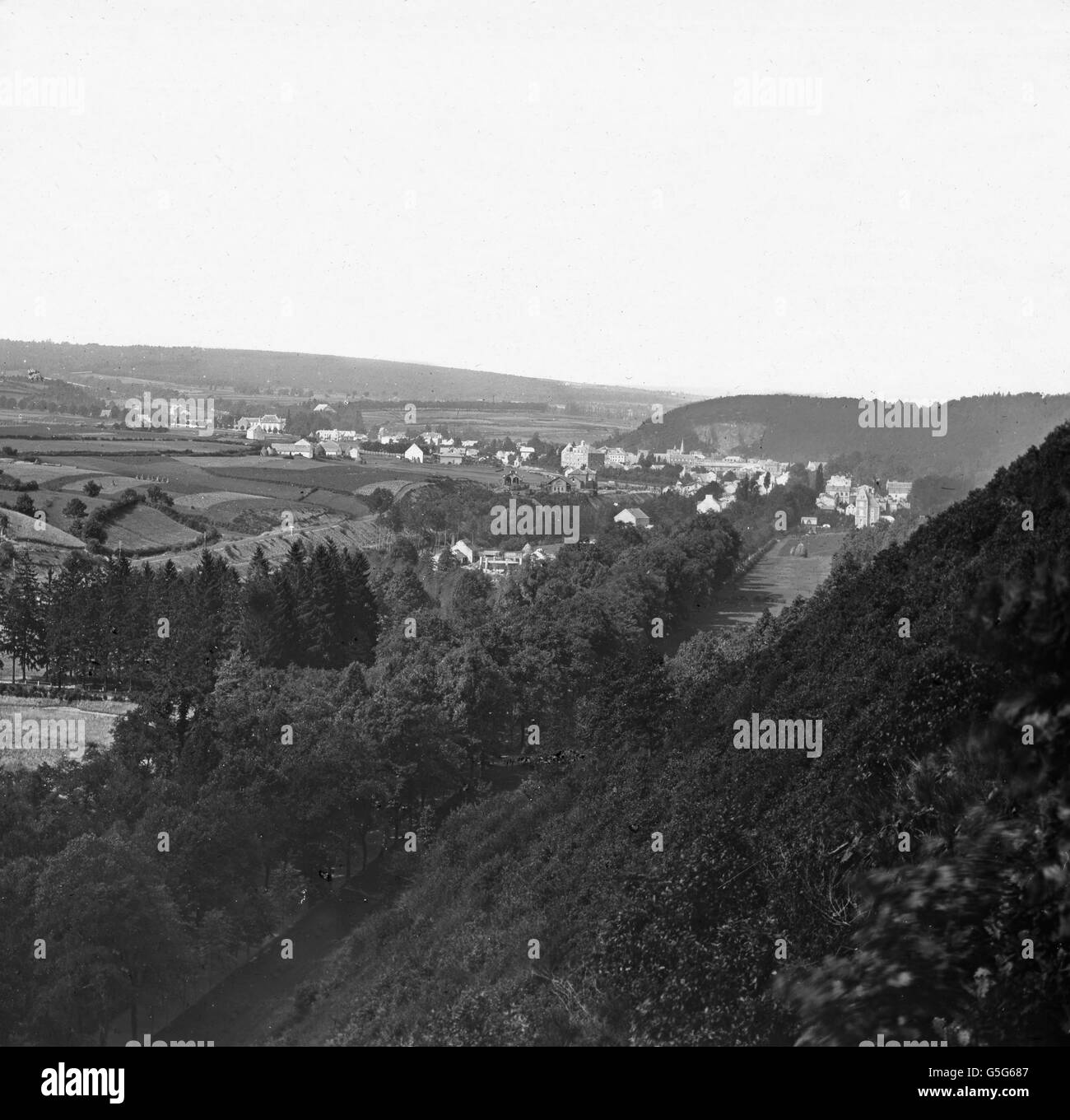 Tal des Wayai-Baches. Tal des Wayai-Baches. Belgien, Europa, Reisen, Geschichte, historisches, 1910 s, 1920er-Jahre des 20. Jahrhunderts, archivieren, Carl Simon, schwarz und weiß, Tal, Landschaft, Dorf, Bach, Fluss, Natur, Belgisch, Objektträger Stockfoto