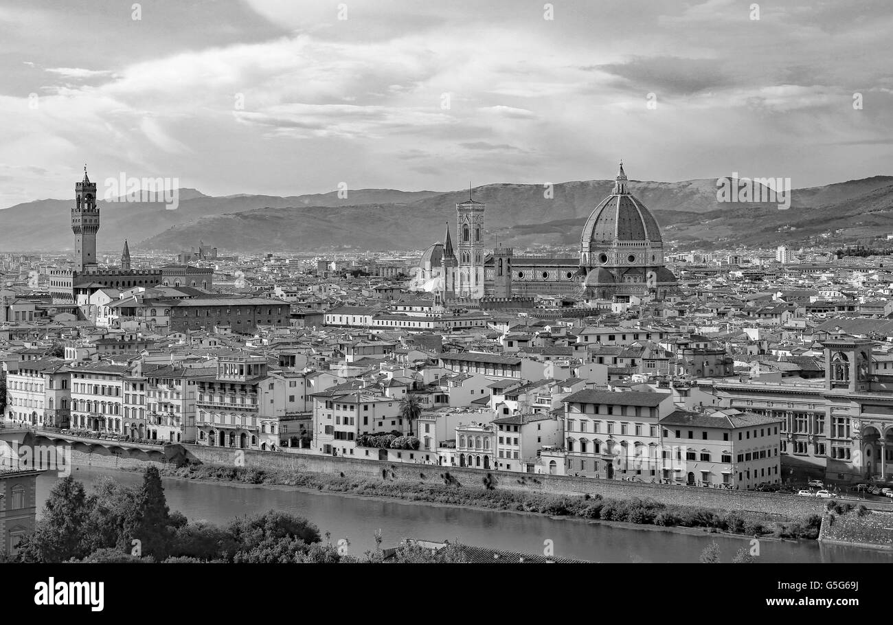 Fantastische Aussicht auf Florenz in Italien mit der Kuppel des Duomo und Palazzo Vecchio Stockfoto