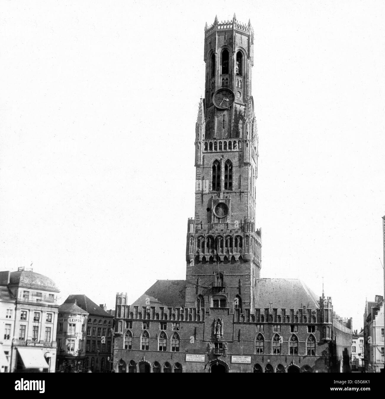 Der Hallenturm In Brugge Der Beruhmte Belfried Von Brugge In Belgien Schwarz Und Weiss Platz Gebaude Turm Architektur Geschichte Historisch 1910er Jahre 1920er Jahre Des 20 Jahrhunderts Archivieren Carl Simon Objekttrager Reisen Europa
