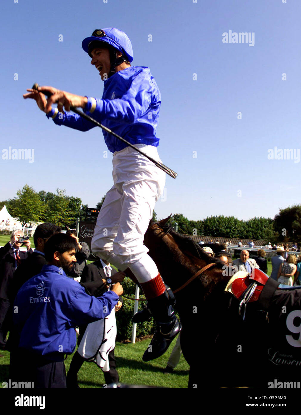 No 9 Noverre und Frankie Dettori gewinnen das 3. Rennen in der Champagne Lanson Sussex setzt den siegreichen Jockey Frankie Dettori Sprünge von Noverre in der Siegerkapelle ein. Stockfoto