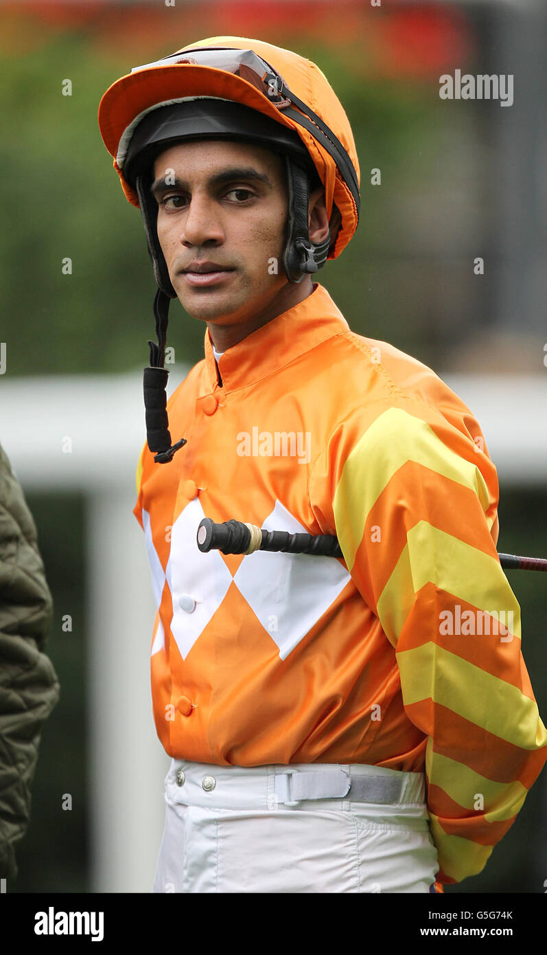 Jockey Saleem Golam vor dem Rennen in der E.B.F Redstone klassifiziert Einsätze Stockfoto