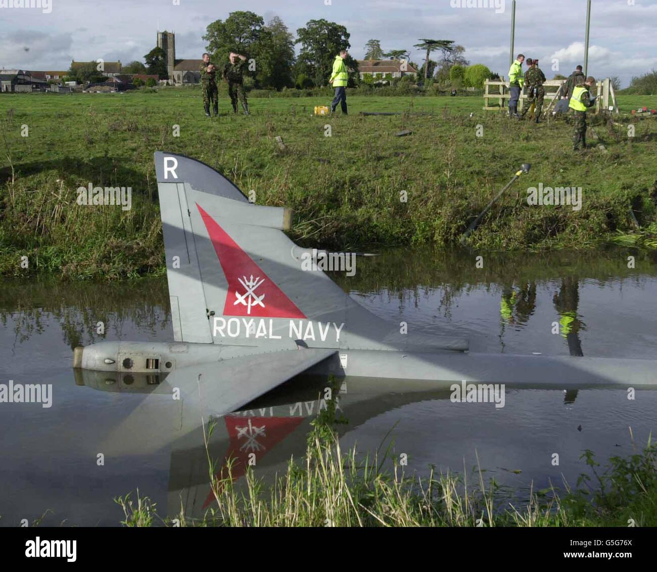 Ein Royal Navy Sea Harrier im Fluss Yeo in der Nähe der Royal Navy Air Station Yeovilton, Somerset. Das Flugzeug kam an der Basis an Land, konnte aber nicht auf der Start- und Landebahn anhalten und der Pilot wurde gezwungen, auszuwerfen. *das Flugzeug lief vom Ende der Start- und Landebahn ab und landete im Fluss untergetaucht. Der Pilot wurde im Krankenhaus medizinisch behandelt, aber es wurde nicht angenommen, dass er schwer verletzt wurde, sagte der Mod. Stockfoto