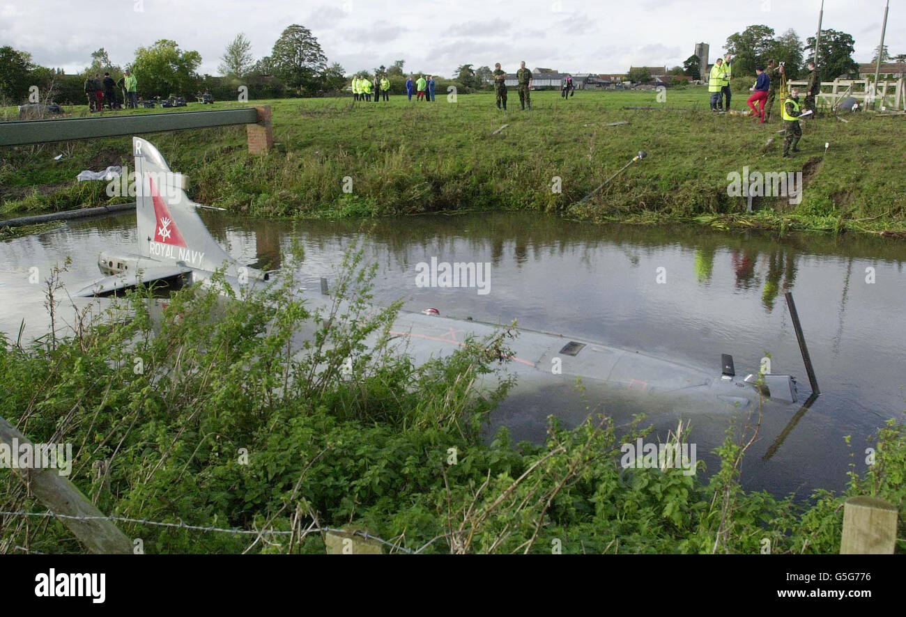 Ein Royal Navy Sea Harrier im Fluss Yeo in der Nähe der Royal Navy Air Station Yeovilton, Somerset. Das Flugzeug kam an der Basis an Land, konnte aber nicht auf der Start- und Landebahn anhalten und der Pilot wurde gezwungen, auszuwerfen. *das Flugzeug lief vom Ende der Start- und Landebahn ab und landete im Fluss untergetaucht. Der Pilot wurde im Krankenhaus medizinisch behandelt, aber es wurde nicht angenommen, dass er schwer verletzt wurde, sagte der Mod. Stockfoto