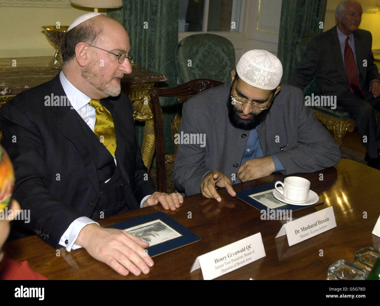 Henry Grunwald QC, Senior Vice President des Board of Deputies of British Jews, Left, spricht mit Dr. Musharaf Husain, Direktor des Karima Institute, vor einem Treffen mit Premierminister Tony Blair und anderen religiösen Führern in der Downing Street 10 in London. Stockfoto